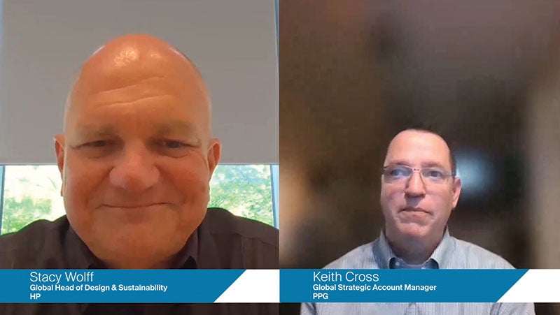 公司 公司的 Keith Cross 和 HP 公司的 Stacy Wolff 正在讨论两家公司之间的协同效应