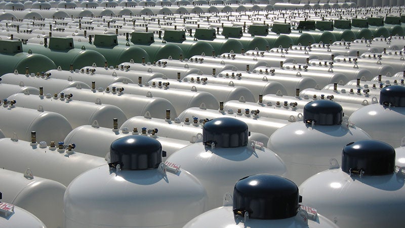 Qualicoat 1 级认证的白色聚酯 品牌 面漆可保护地上储气罐免受环境因素的侵害