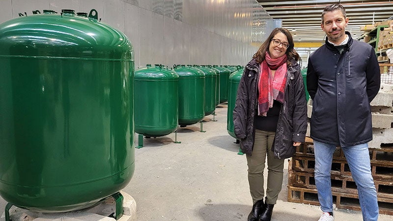 Antonio Merloni 压力容器技术经理 Valeria Tassotti 和 公司 粉末涂料销售工程师 Fabrizio Delgrande