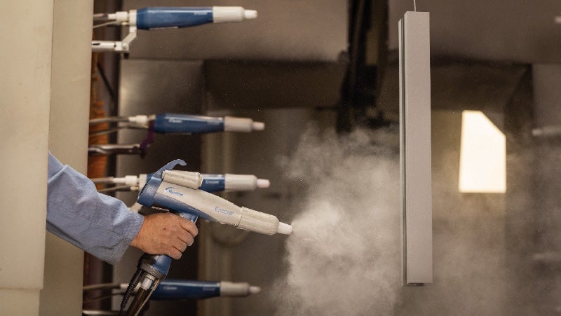 品牌高转移高效粉末涂料喷涂在复杂部件上。