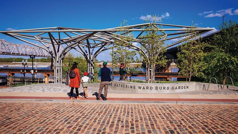 凯瑟琳·沃德·伯格花园的棚架采用 公司 涂料保护