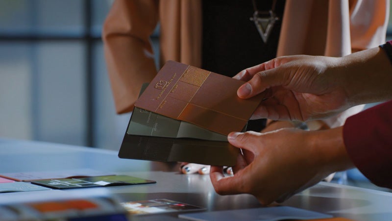 公司 客户正在比较 公司 色彩设计团队根据全球趋势研究和客户需求创建的色样。