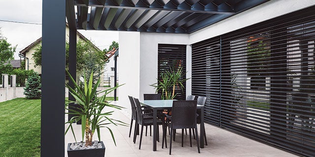 一栋带有黑色阳台的住宅，阳台采用 公司 的 ENVIROCRON PCS P4 系列涂层，呈现哑光效果。