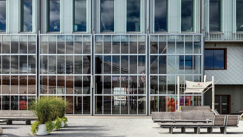 南街海港 17 号码头的 20 英尺高灯箱特写，这些灯箱构成了建筑物大部分的正面。