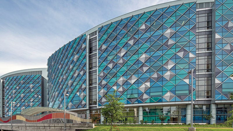 特拉华州威尔明顿市内穆尔儿童医院的外观，展现了该建筑标志性的蓝绿色、玻璃和金属外观。