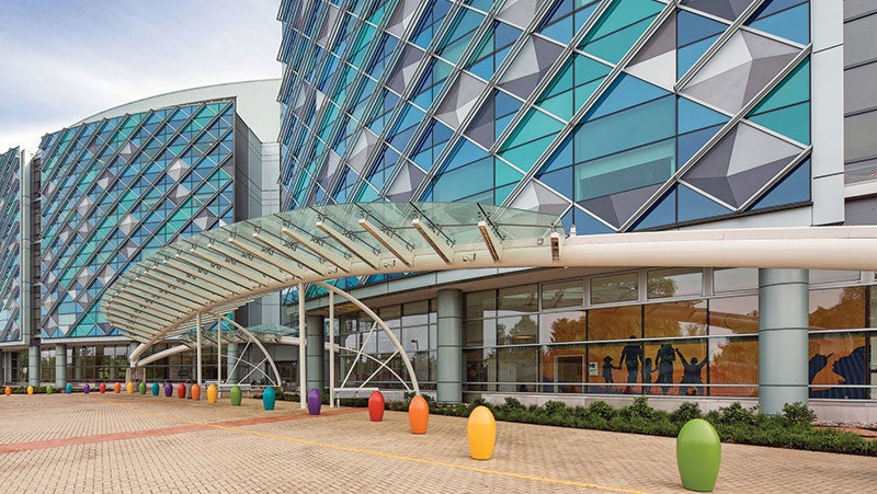 内穆尔儿童医院色彩缤纷的入口采用 公司 Duranar XL 涂料“海泡石绿”来装饰金属面板。