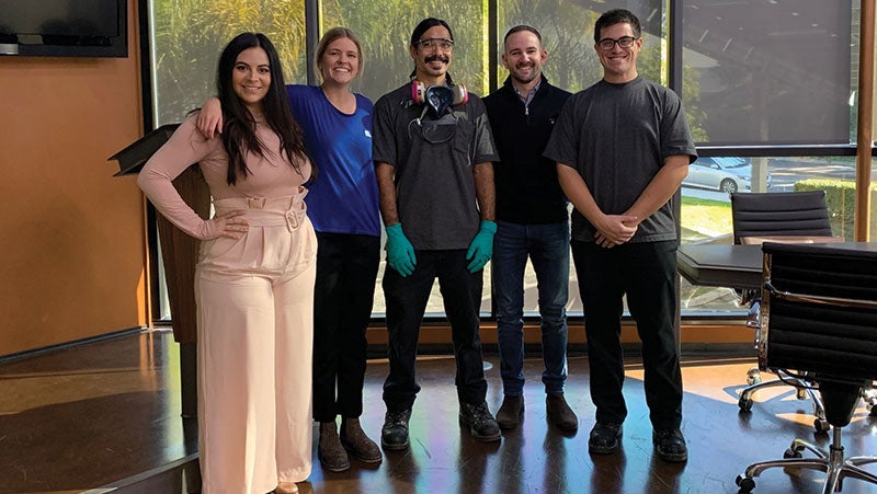 公司 的五位色彩技术人员站在位于加州的 公司 色彩设计工作室里。