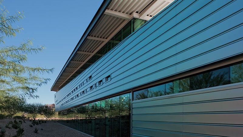 亚利桑那州斯科茨代尔阿帕卢萨分馆图书馆外景，占地四英亩半，位于索诺兰沙漠。