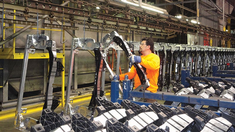 公司 技术人员穿着 PPE 检查由 公司 内部设备部门提供的涂层生产线。